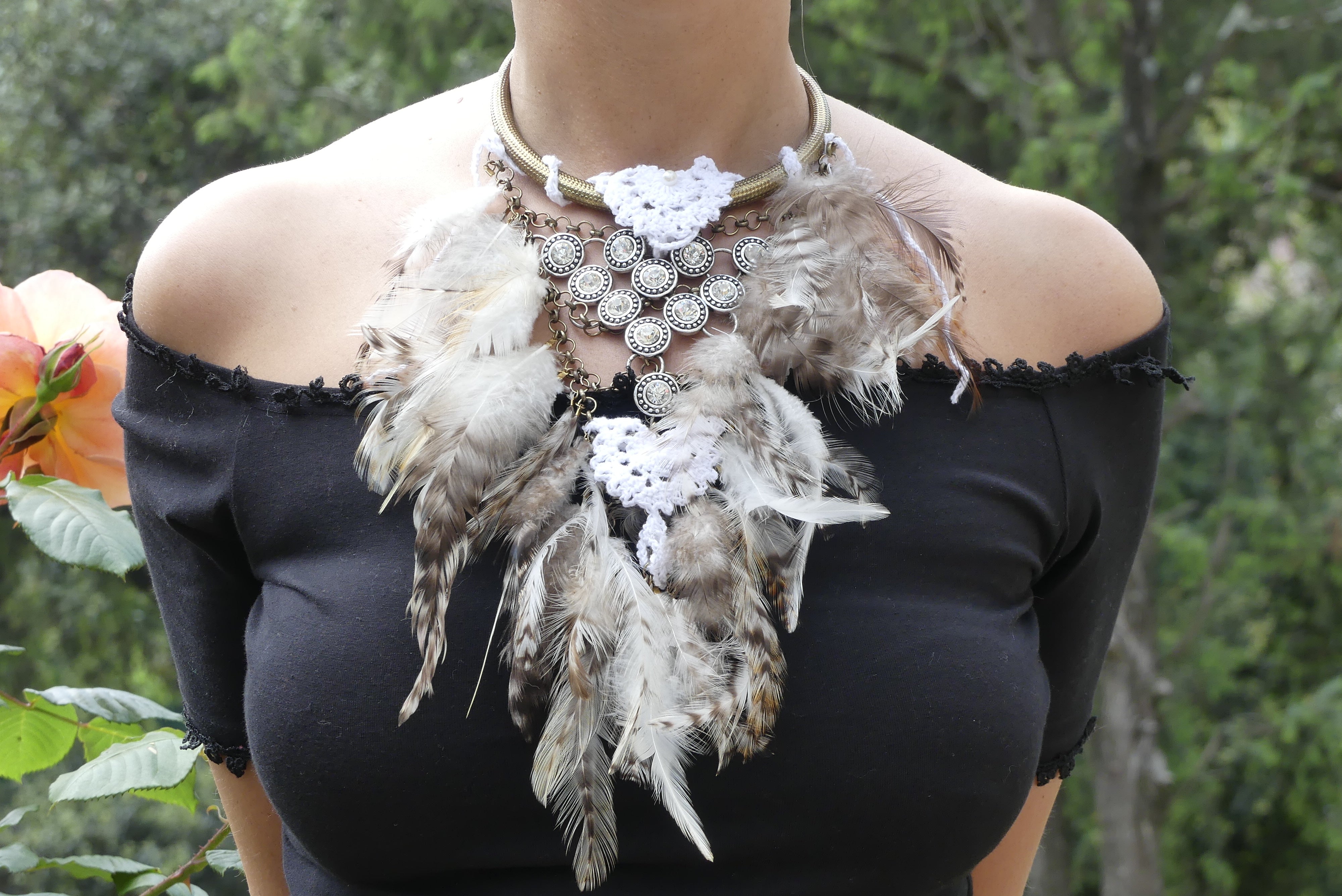 Collier plumes beiges