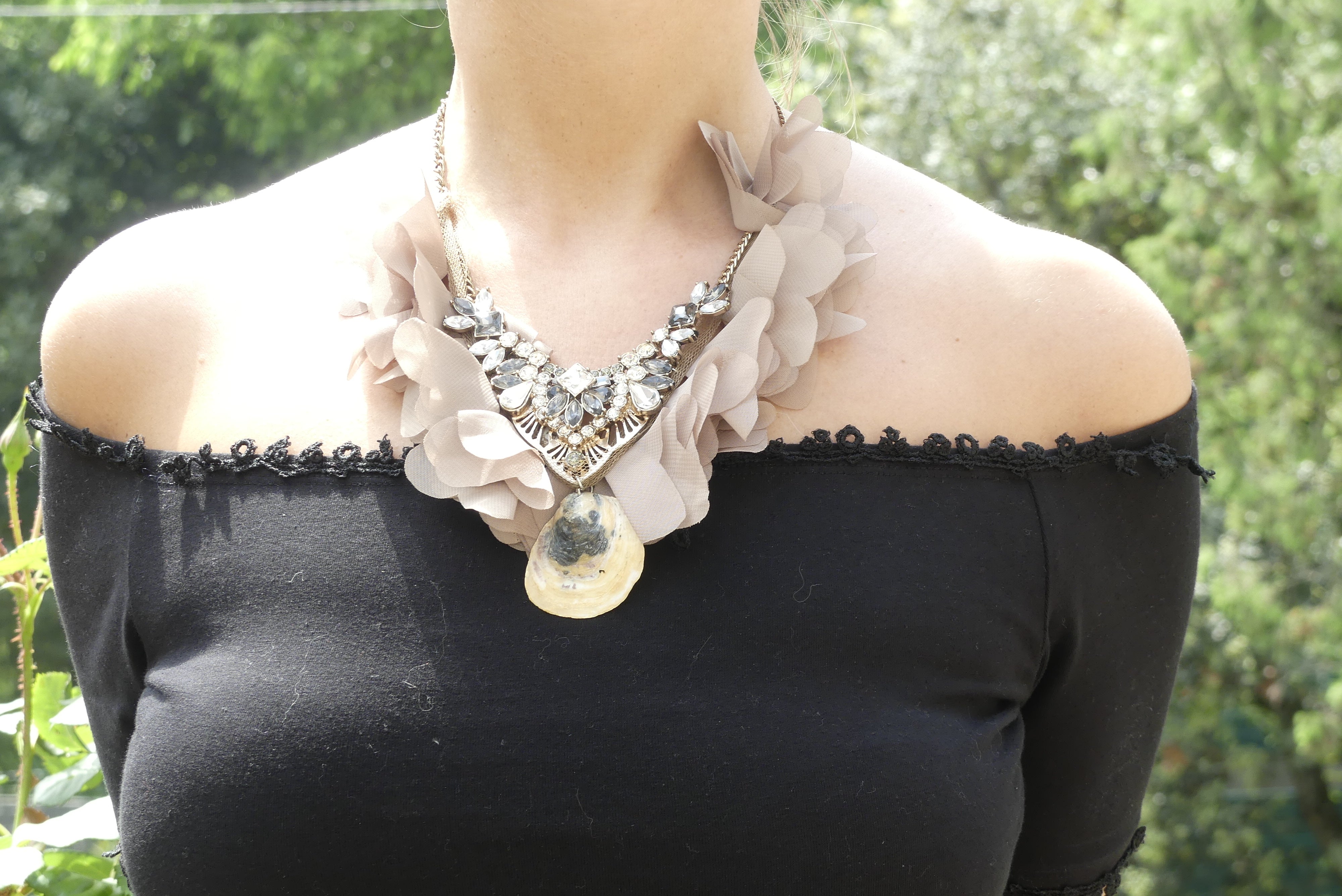 Collier coquillage tissu beige