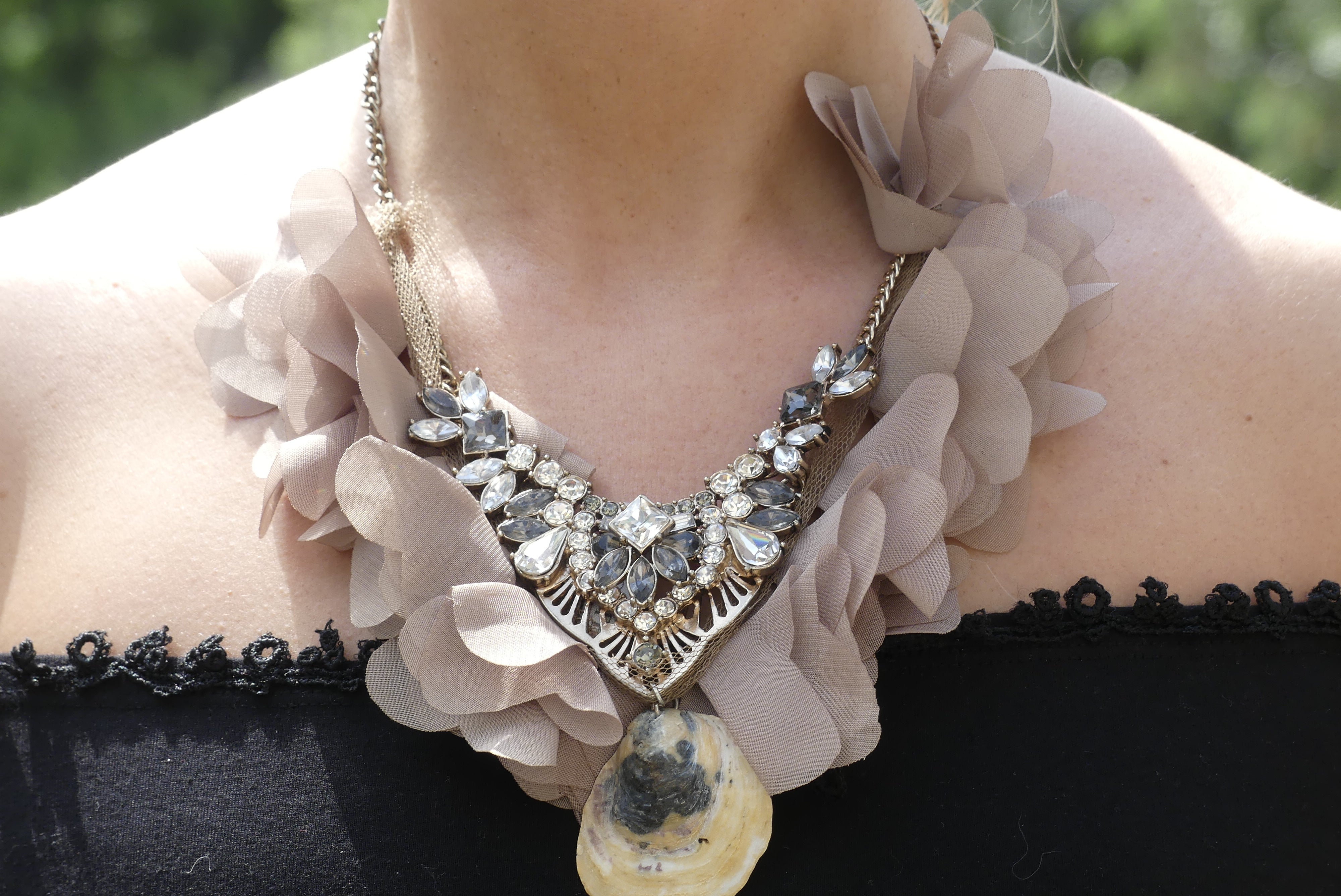 Collier coquillage tissu beige