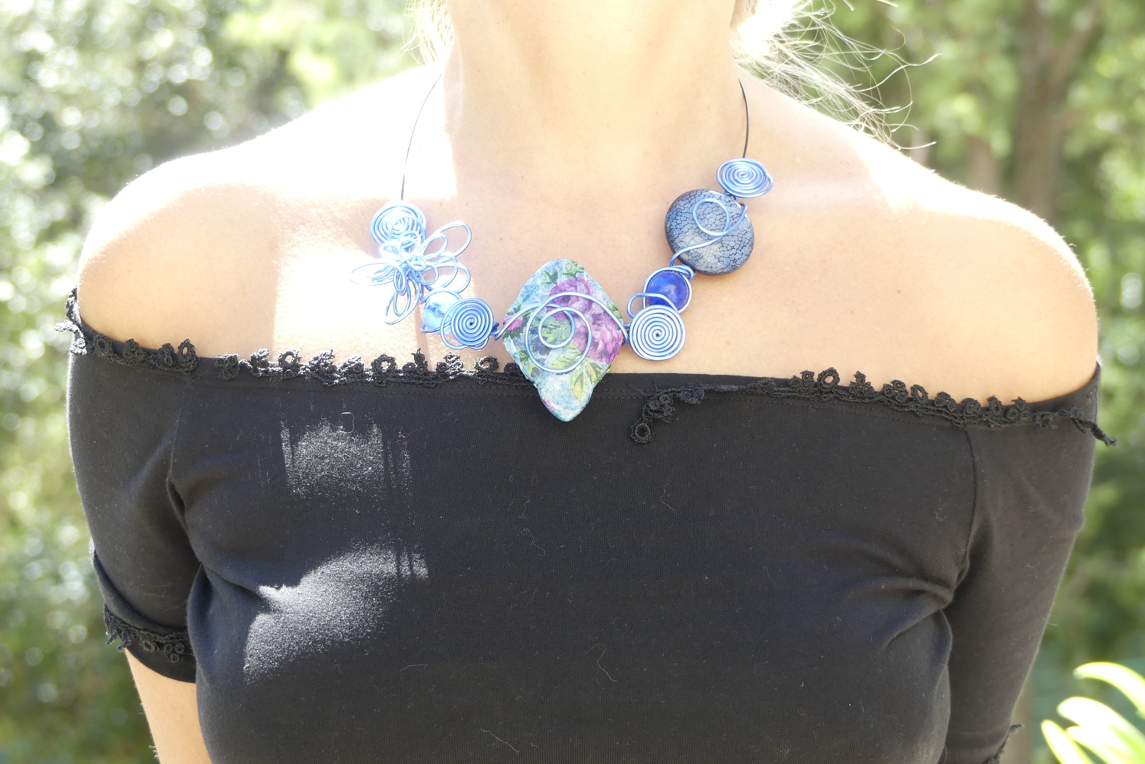 Collier fil alu bleu