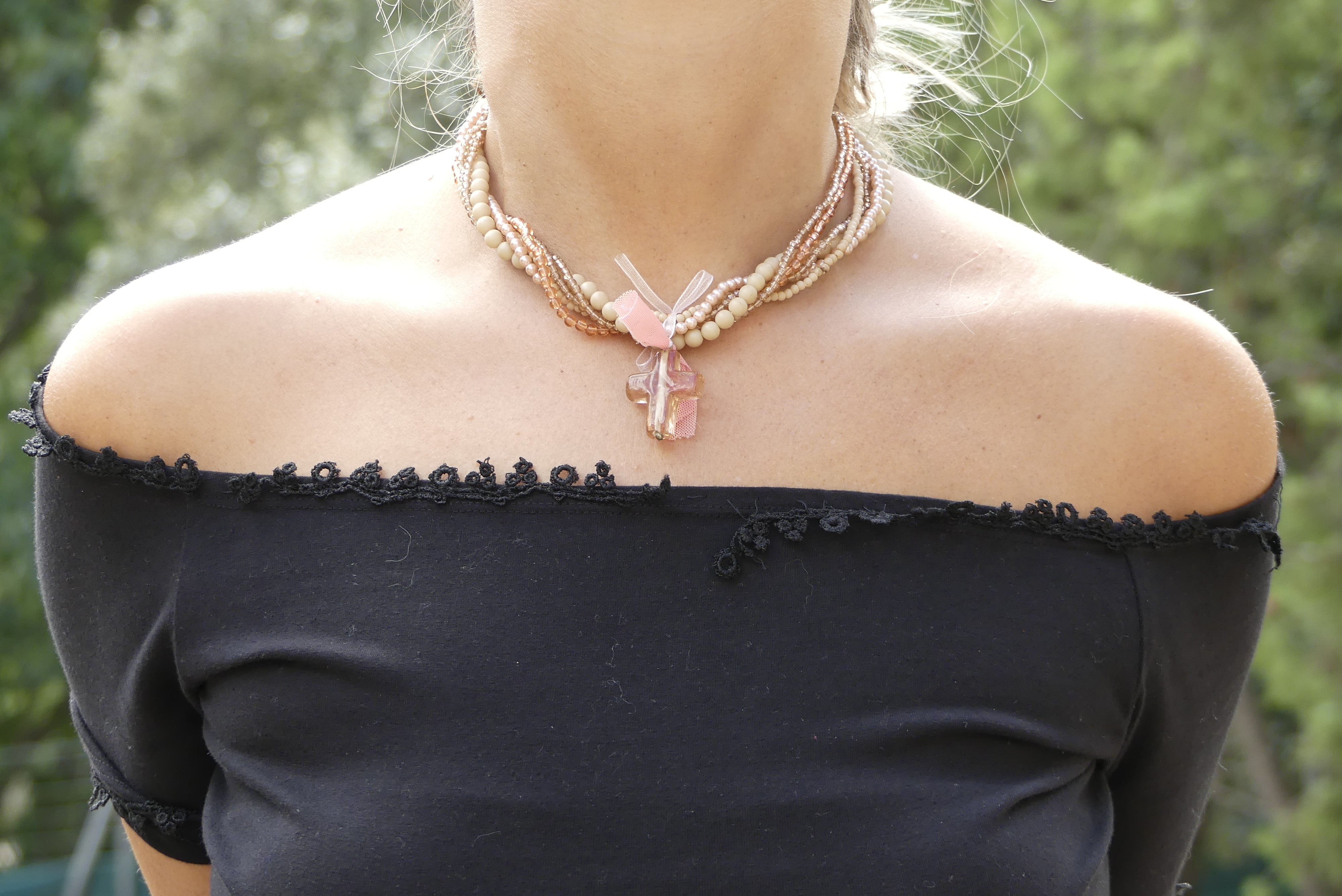 Collier perles croix