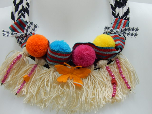 Collier pompons colorés