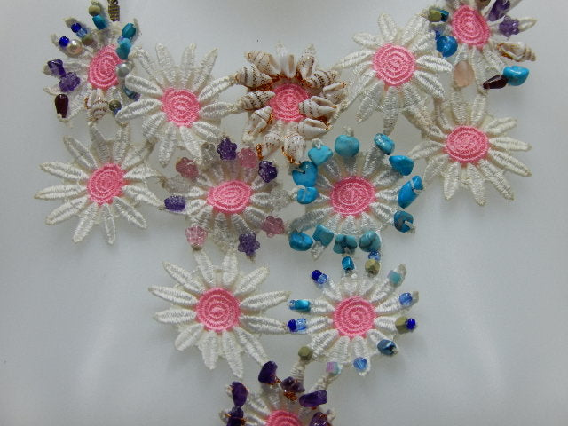 Plastron marguerites au crochet