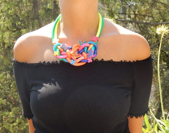 Collier papillons multicolores fluo