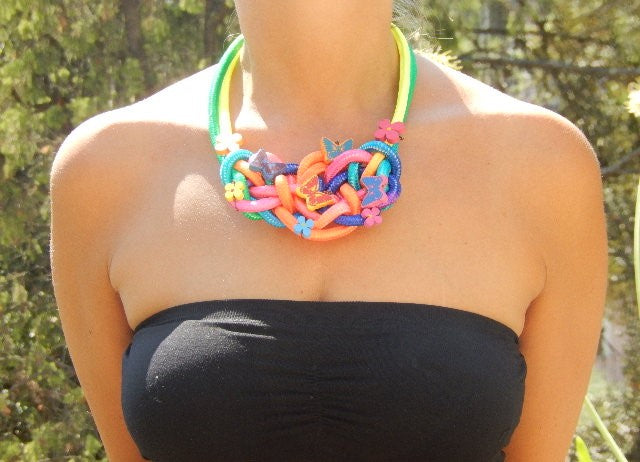 Collier papillons multicolores fluo