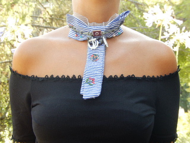 Collier nœud bleu marine