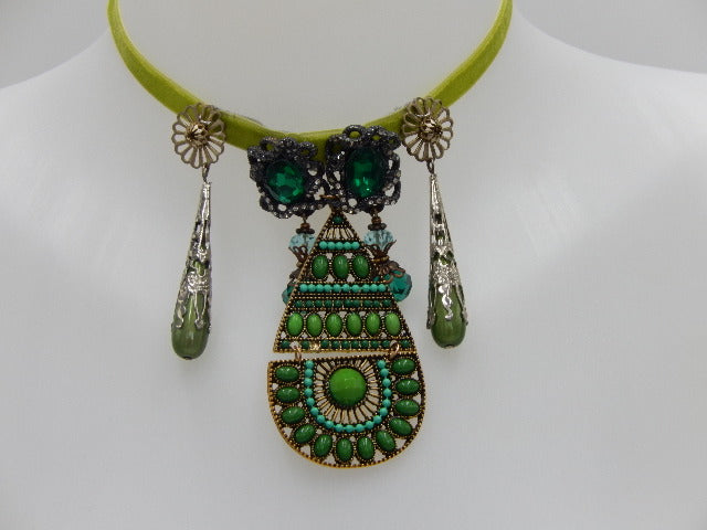 Ras de cou baroque vert