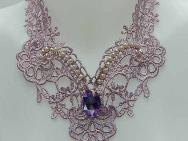 Plastron au crochet mauve