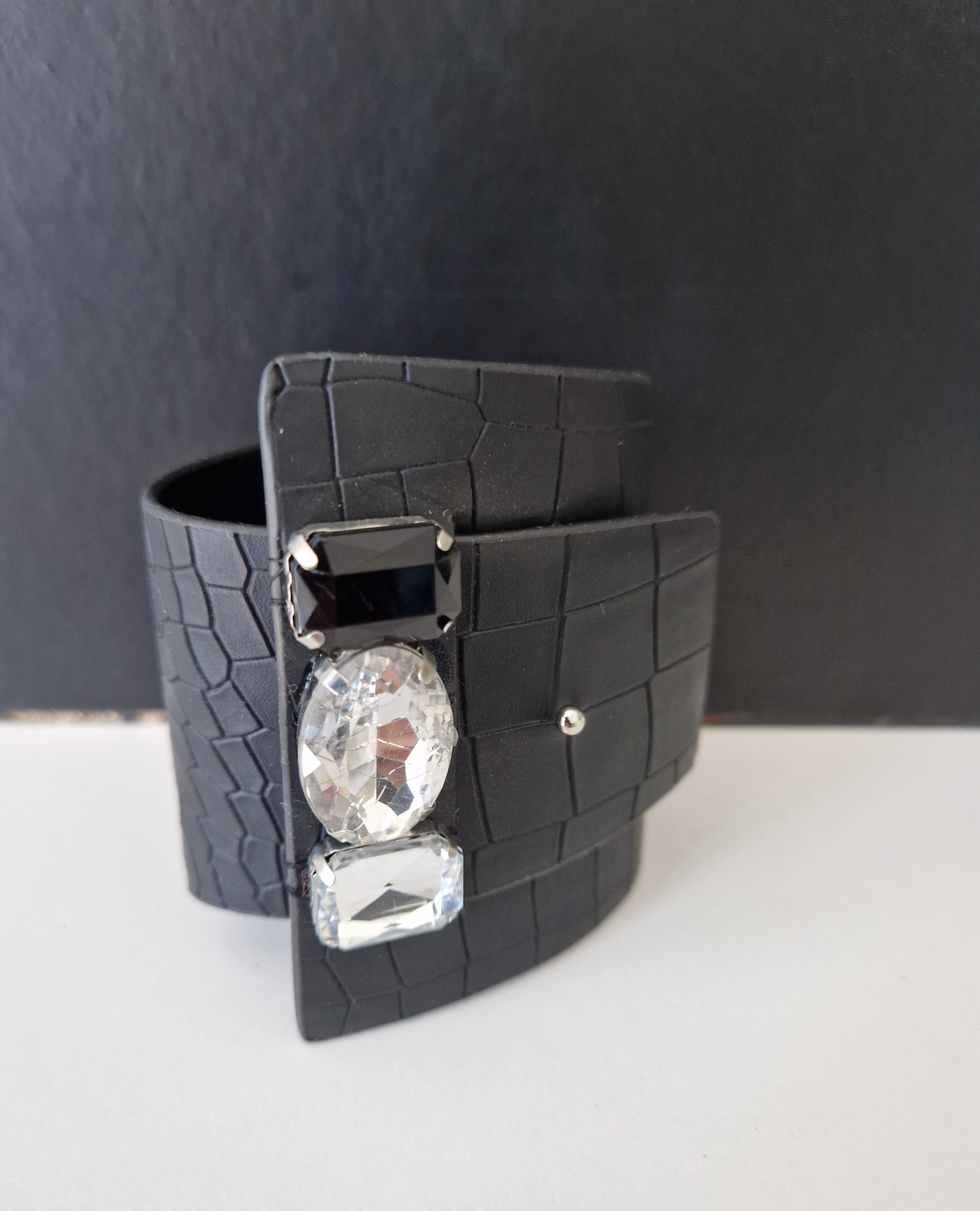 Manchette noire avec strass