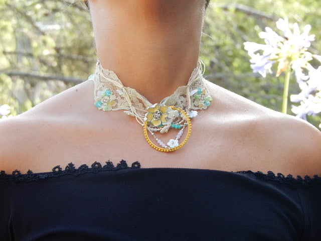 Ras de cou dentelle fleurie