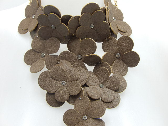 Plastron fleurs en cuir taupe