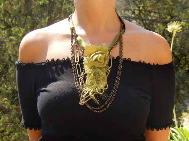 Collier chaînes et fleur verte