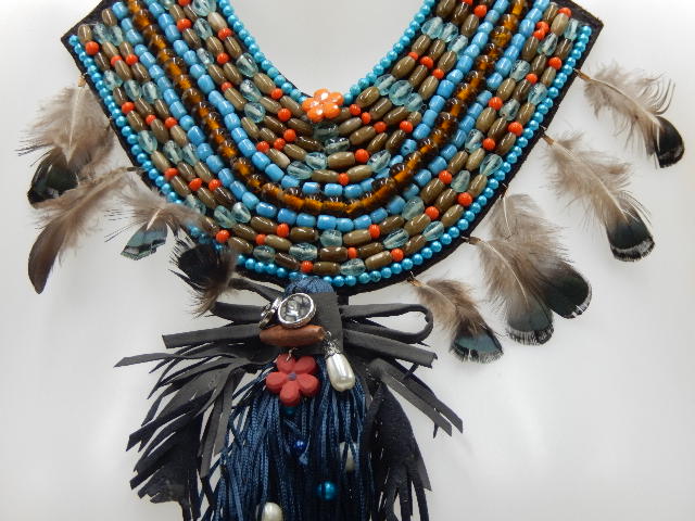 Plastron perles et plumes