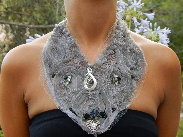 Plastron dentelle gris