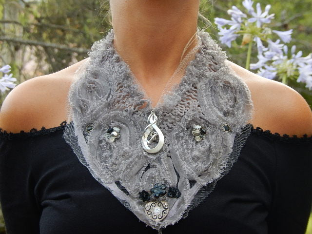 Plastron dentelle gris