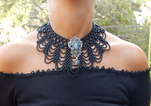 Collier en perles et camé