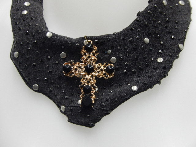 Plastron strass et croix