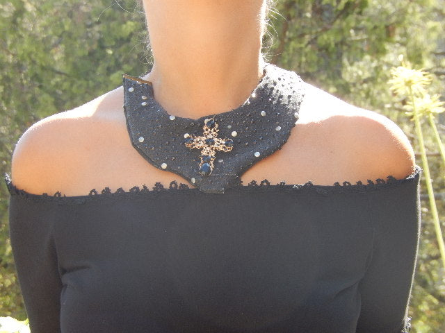 Plastron strass et croix