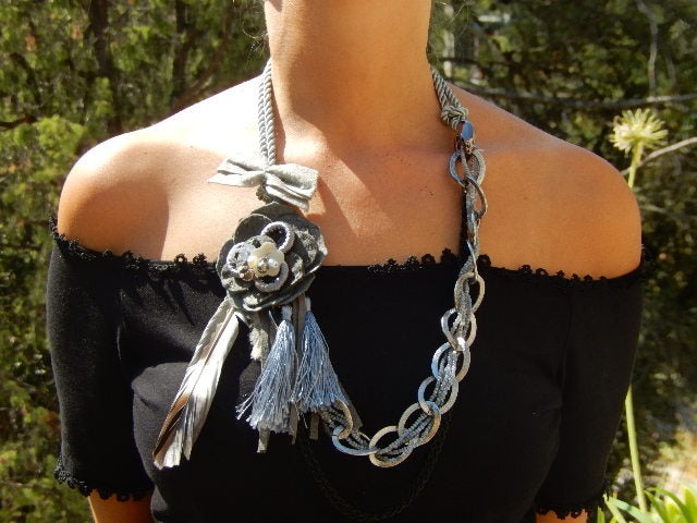 Sautoir gris plume et chaîne