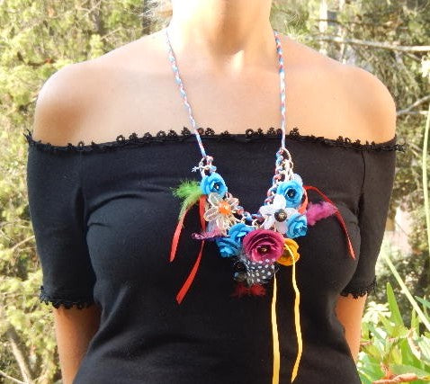 Collier fleurs métal et plumes