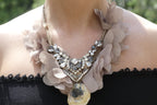 Collier coquillage tissu beige
