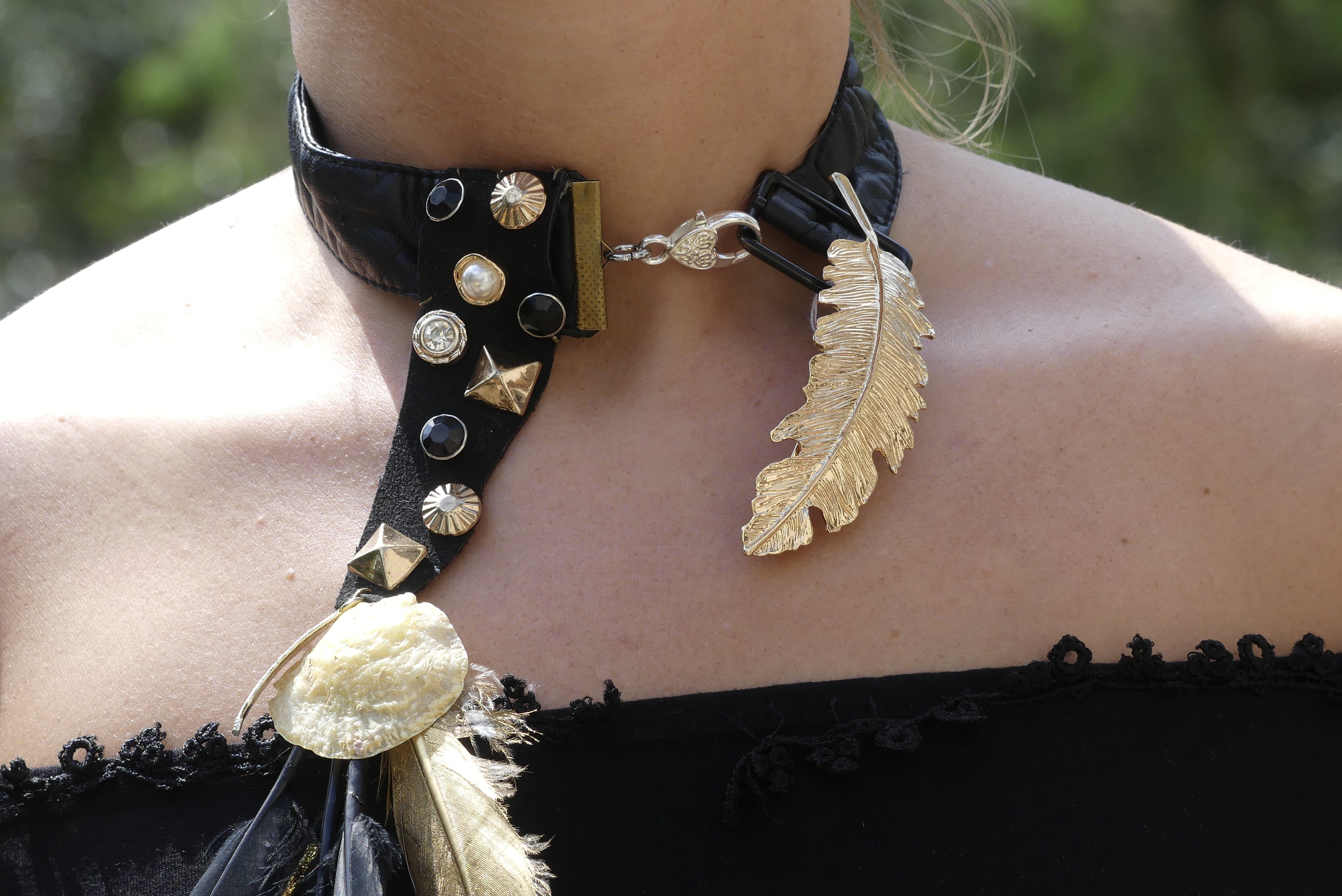 Collier asymétrique feuille dorée et plumes