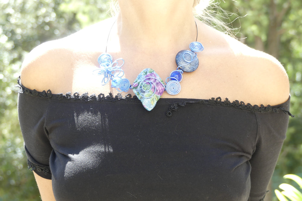 Collier fil alu bleu