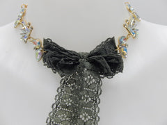 Collier nœud en dentelle gris