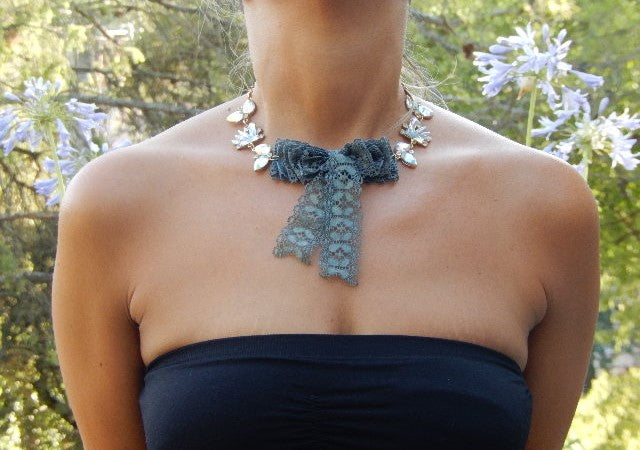 Collier nœud en dentelle gris