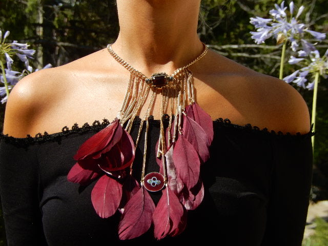 Collier plumes bordeaux