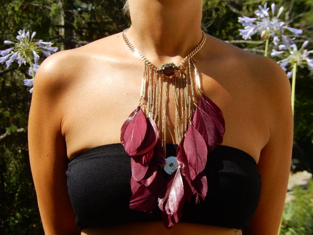 Collier plumes bordeaux