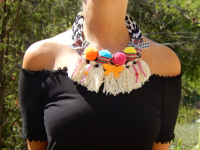 Collier pompons colorés