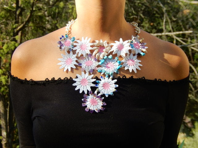 Plastron marguerites au crochet