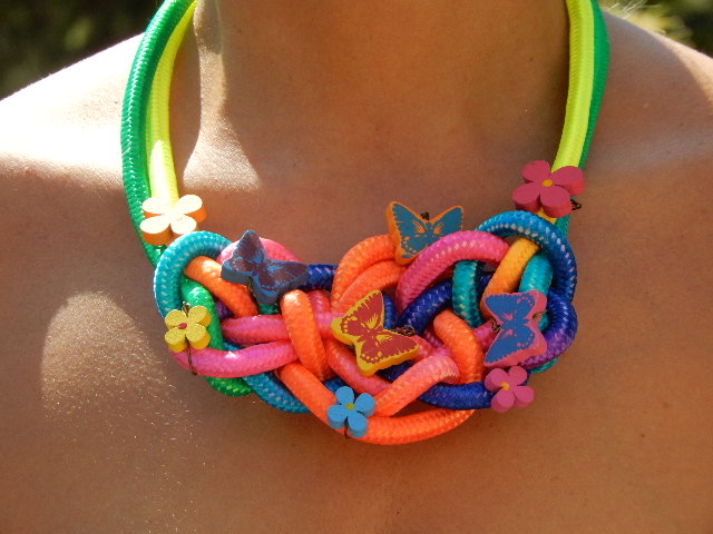 Collier papillons multicolores fluo