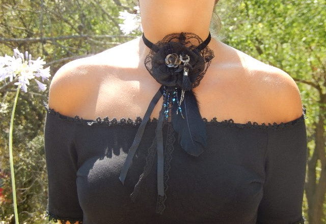 Collier médaillon dentelle noire