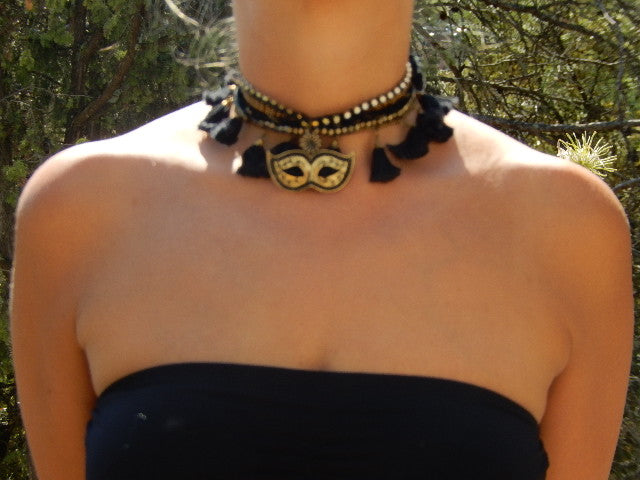 Ras de cou masque et pompons