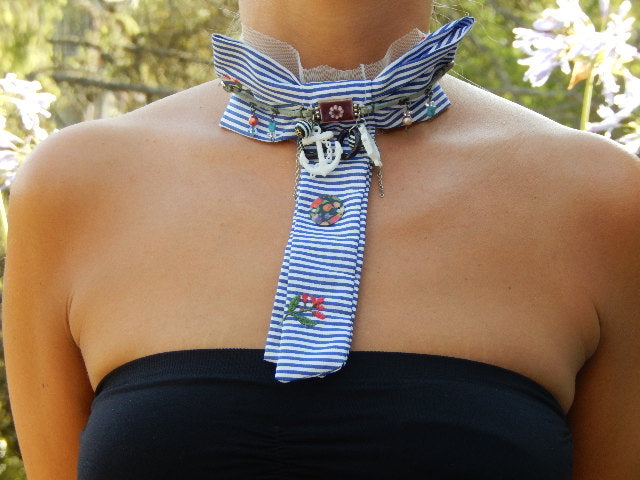 Collier nœud bleu marine