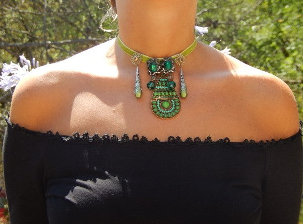 Ras de cou baroque vert
