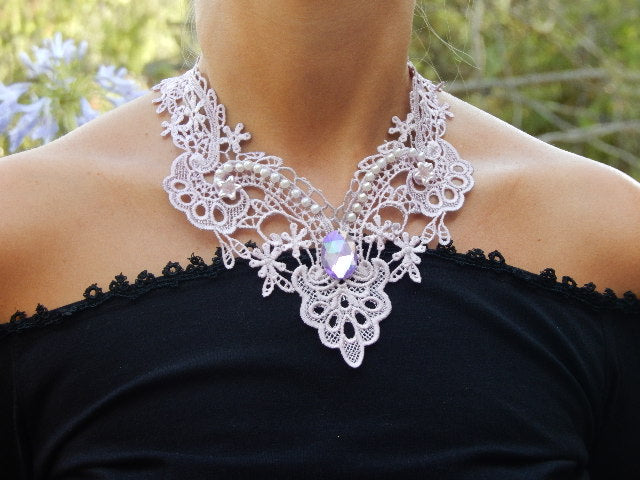 Plastron au crochet mauve