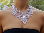Plastron au crochet mauve