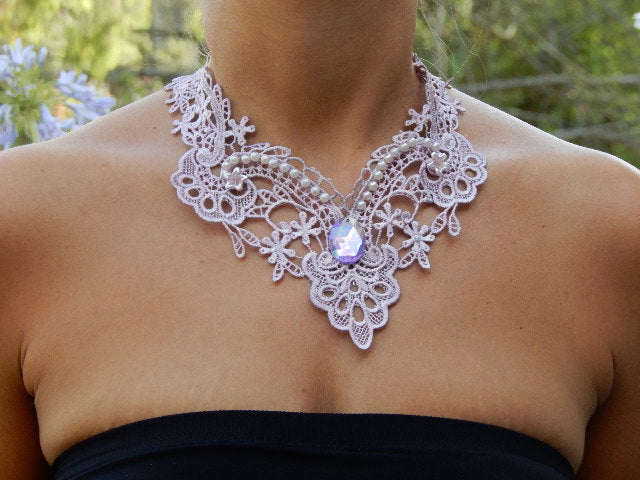 Plastron au crochet mauve