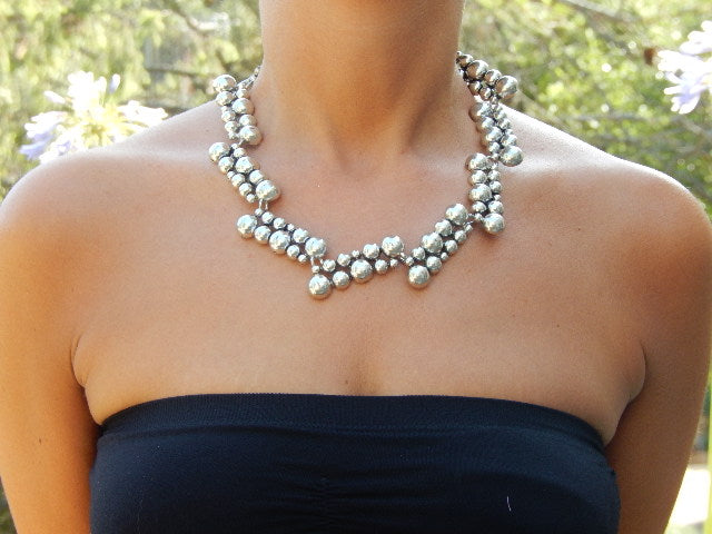 Collier boules zig zag