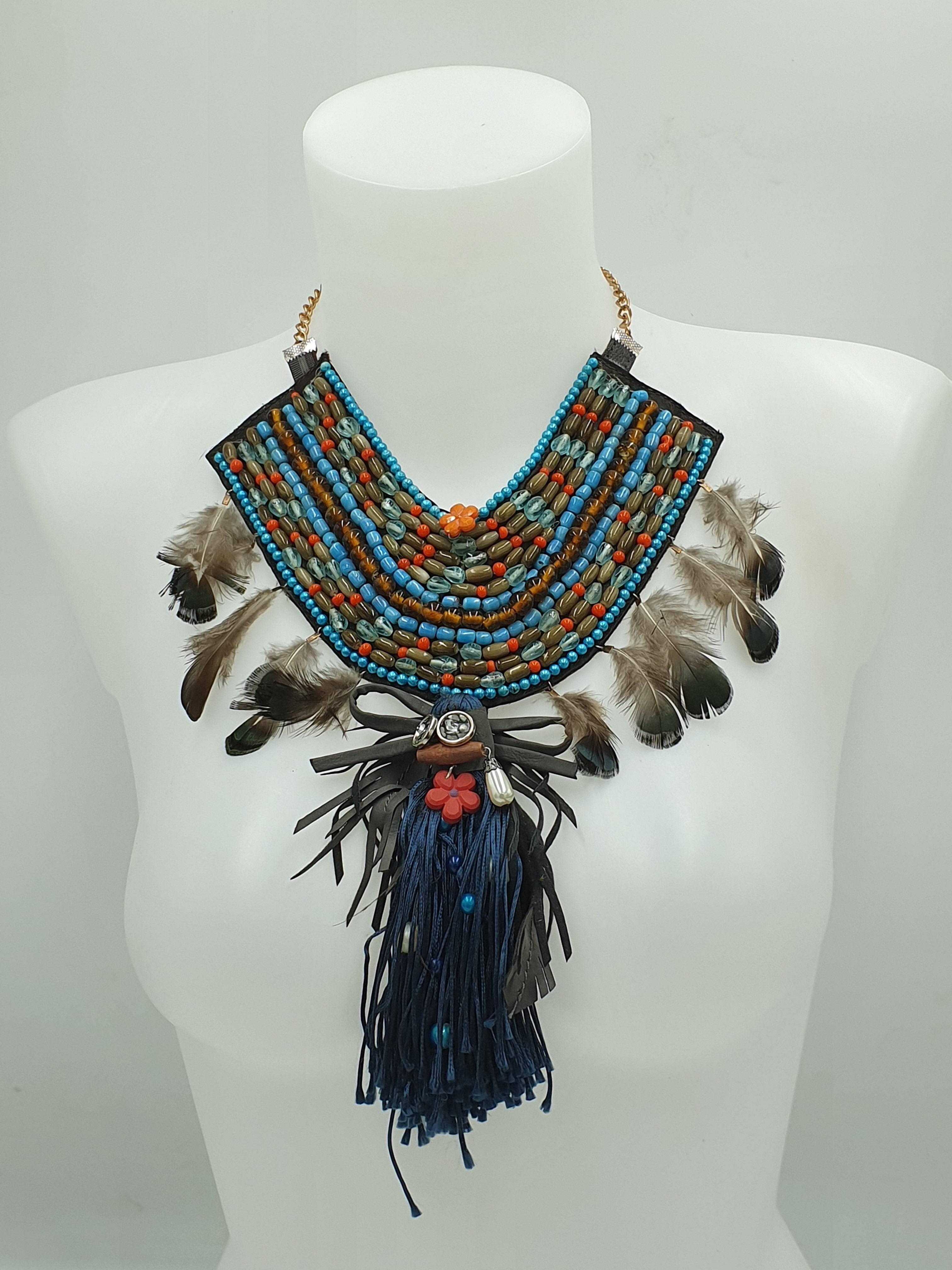 Plastron perles et plumes