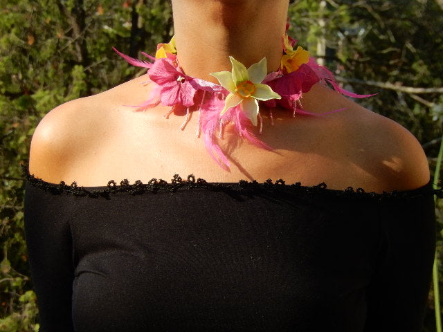 Ras de cou fleurs et plumes rose