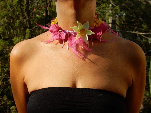 Ras de cou fleurs et plumes rose