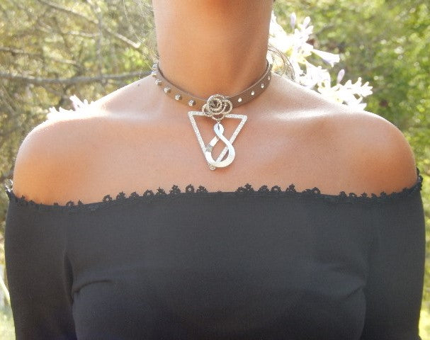 Ras de cou triangle
