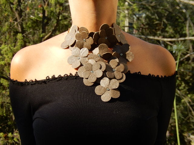Plastron fleurs en cuir taupe