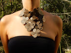 Plastron fleurs en cuir taupe