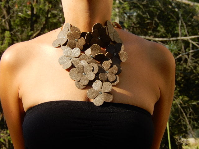 Plastron fleurs en cuir taupe
