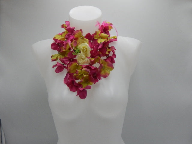 Plastron pluie de fleurs vertes et fuchsias